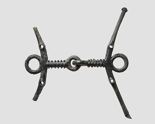 Horse bit with attached cheekpieces
