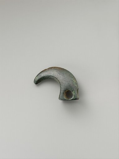 Harness or bridle fitting in the form of a claw