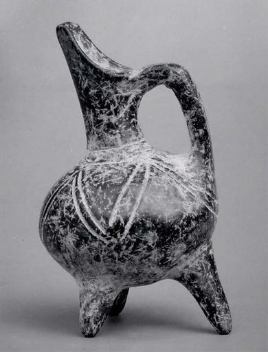 Spouted tripod vessel with incised linear patterns