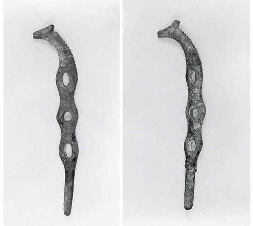 Horse bit cheekpieces in form of a horse's head