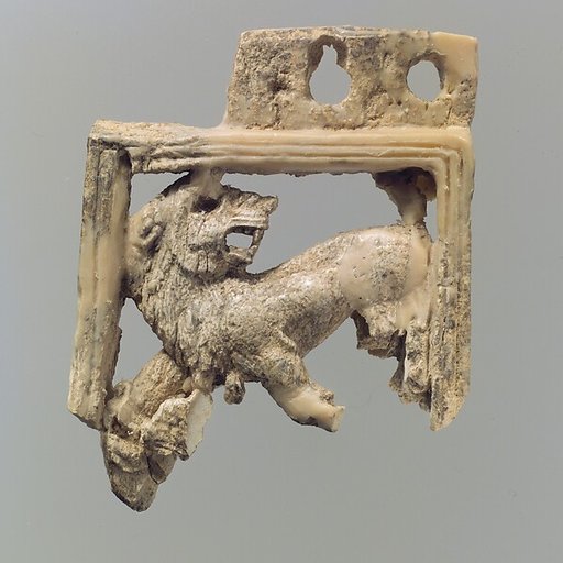 Openwork furniture plaque with lion