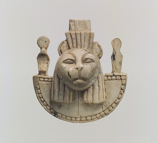Openwork furniture plaque with the head of a feline