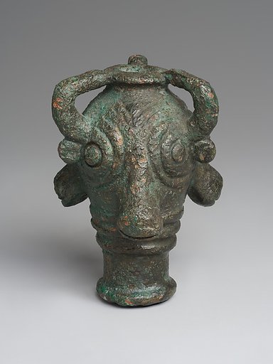 Mace head in the form of triple bulls' heads