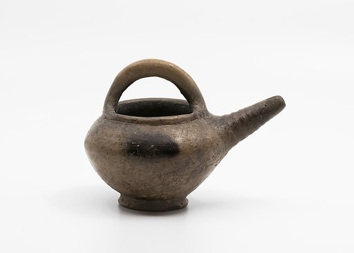 Spouted pot