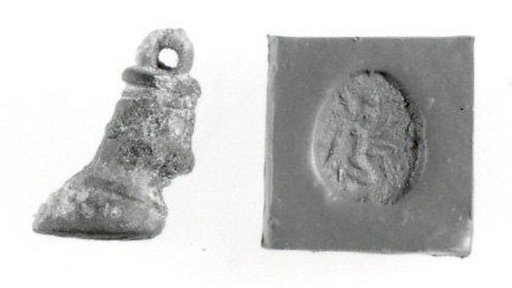 Stamp seal (hoof with loop handle) with divine being
