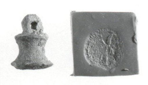 Stamp seal (bell-shaped with loop handle) with divine being