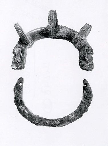Hinged bracelet with lions' heads