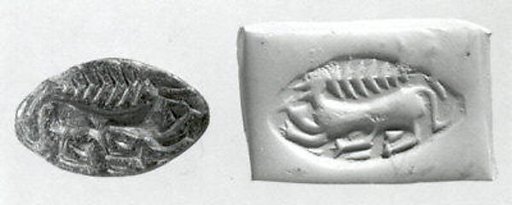 Carinated half-almond seal