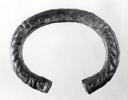 Bracelet with lion's-head terminals