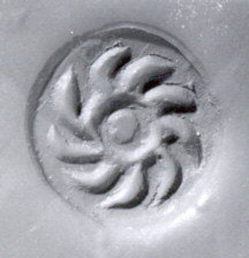 Carinated lentoid seal