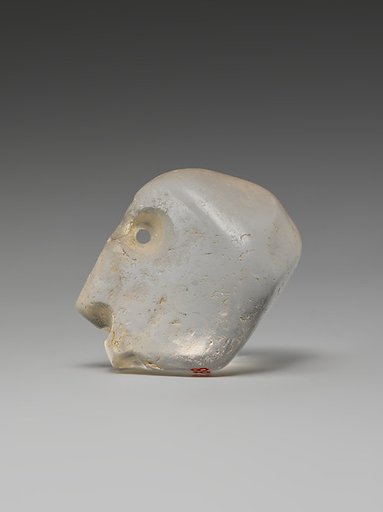 Head amulet (?)