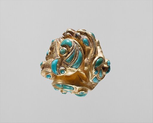 Pommel in the shape of coiled animals
