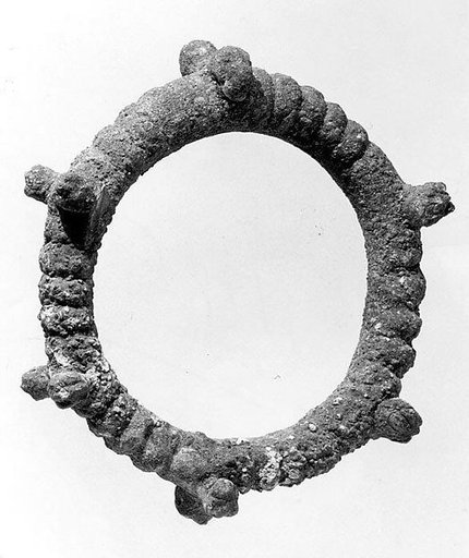 Bracelet with lion's-head terminals