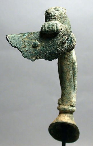 Bronze handle in the form of a lion