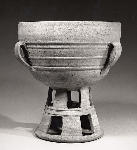 Pedestal bowl with handles