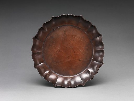 Tray with lotus petal rim