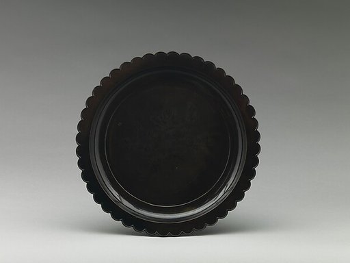 Dish with chrysanthemum-petal rim