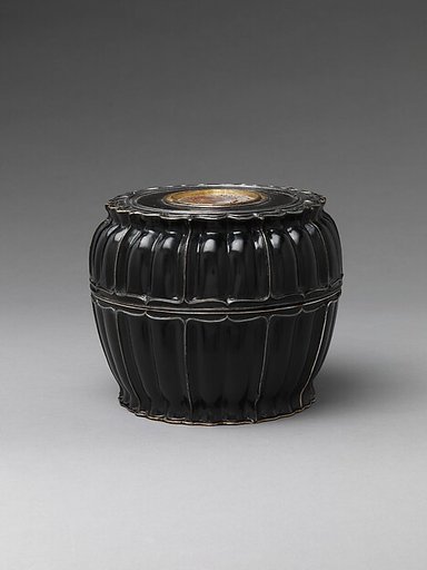 Covered box with lotus-petal rim