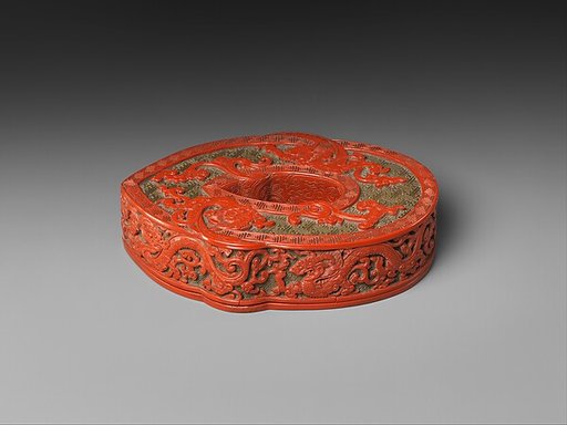 Box in the shape of an archaic jade she