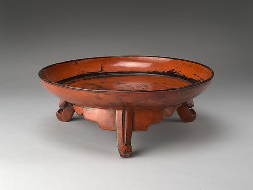 Round tray on three feet