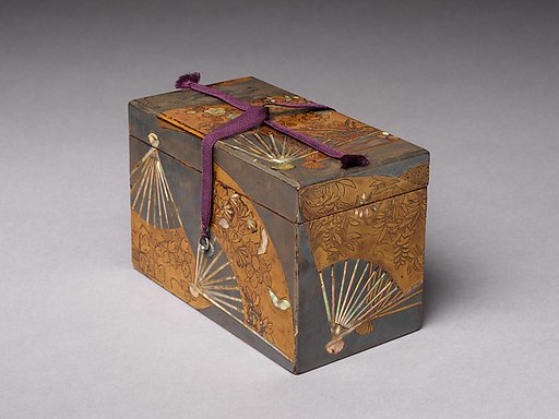 Rectangular box with decoration of scattered fans