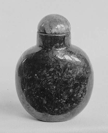 Snuff bottle with stopper