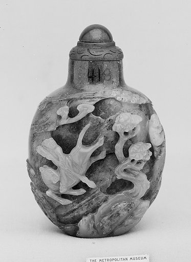 Snuff bottle with stopper