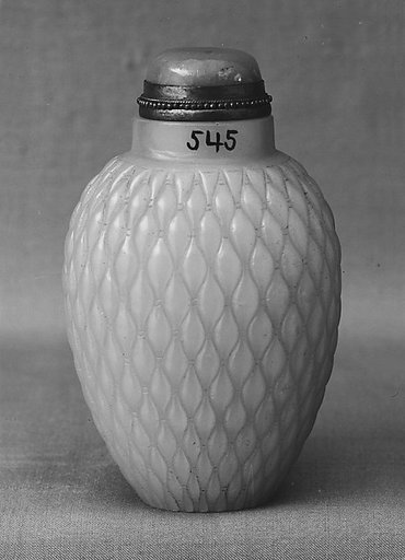 Snuff bottle with stopper