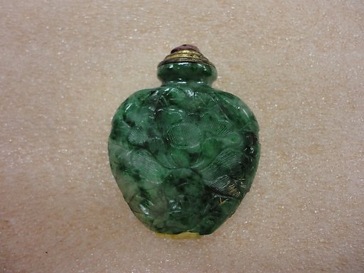 Snuff bottle with stopper