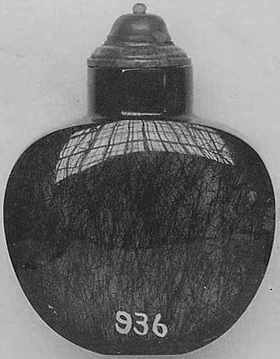 Snuff bottle with stopper