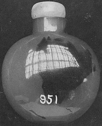 Snuff bottle with stopper