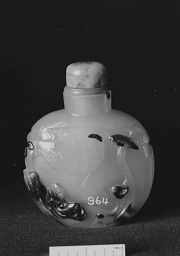 Snuff bottle with stopper