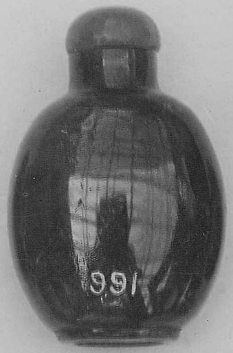 Snuff bottle with stopper
