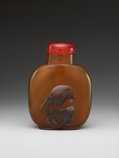 Snuff bottle with eagle and bear