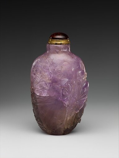 Snuff bottle with figure in a garden