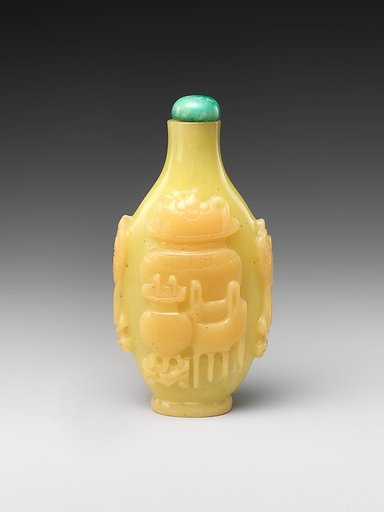 Snuff Bottle with Antique Vessels