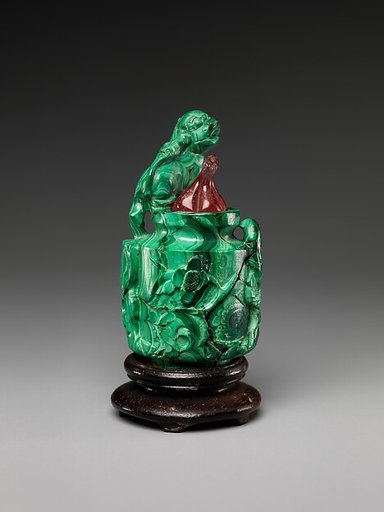 Snuff bottle with lion