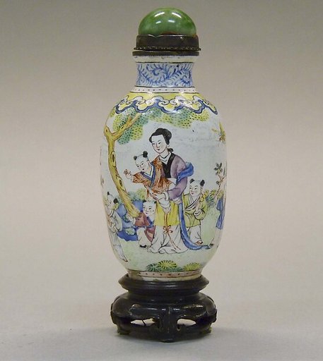 Snuff Bottle with Foreign Figures