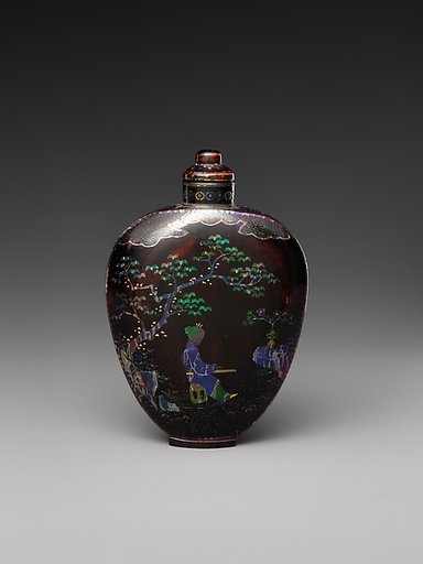 Snuff bottle with woman in a garden