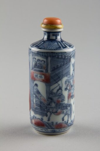 Snuff bottle with theatrical scene