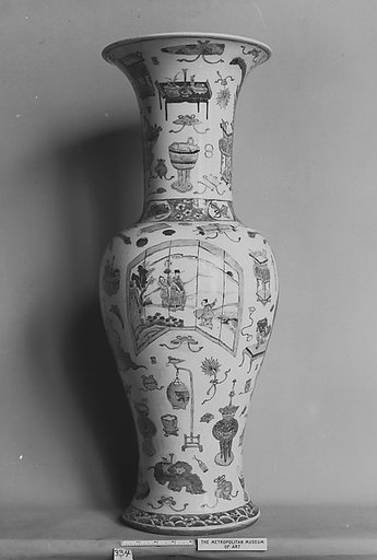 Vase with design of "Hundred Antiques"