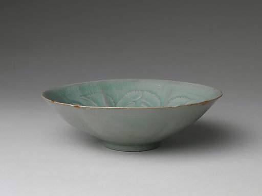 Bowl decorated with foliate rim and peony