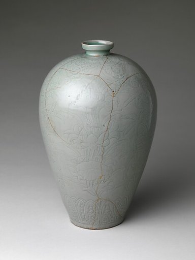 Maebyeong with lotus decoration