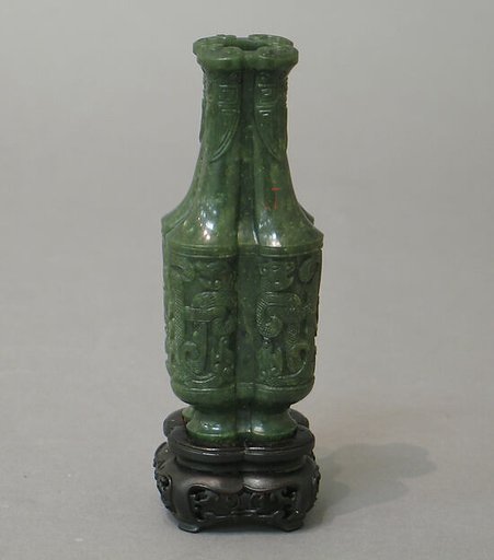 Vase with archaic motifs