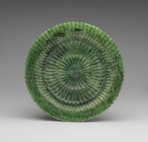Dish in the shape of a chrysanthemum flower