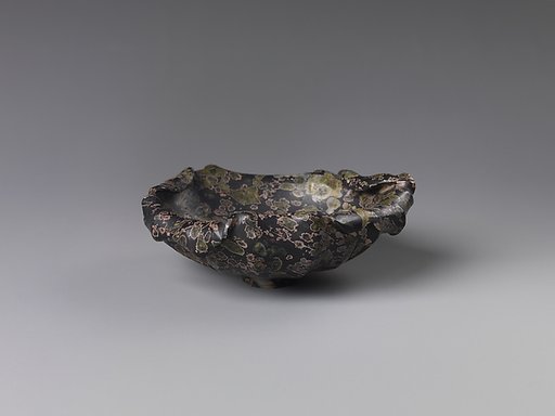 Dish in the shape of a lotus leaf