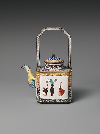 Teapot with Pattern of the "Hundred Antiques"
