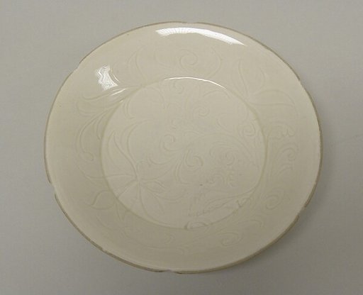 Dish with hexafoil rim