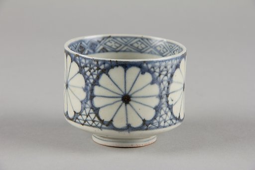 Set of Five Teacups (Yunomi-wan) with Chrysanthemum and Broken-Ice Pattern