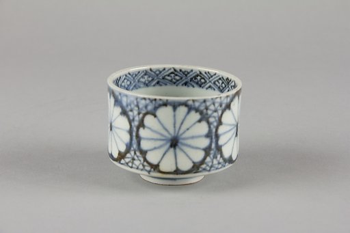 Set of Five Teacups (Yunomi-wan) with Chrysanthemum and Broken-Ice Pattern